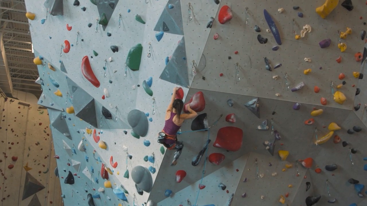 《先祖：人類奧德賽》新“攀登者”視頻 亞裔金剛芭比體驗祖先攀爬