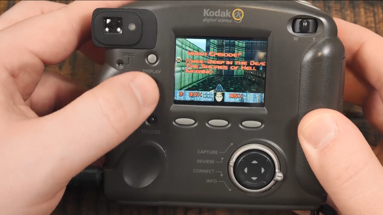 你甚至能在98年產的柯達數位相機上玩《毀滅戰士》