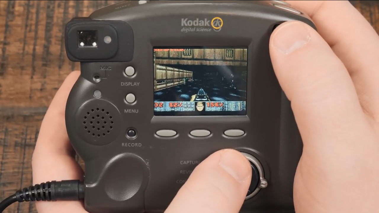 你甚至能在98年產的柯達數位相機上玩《毀滅戰士》