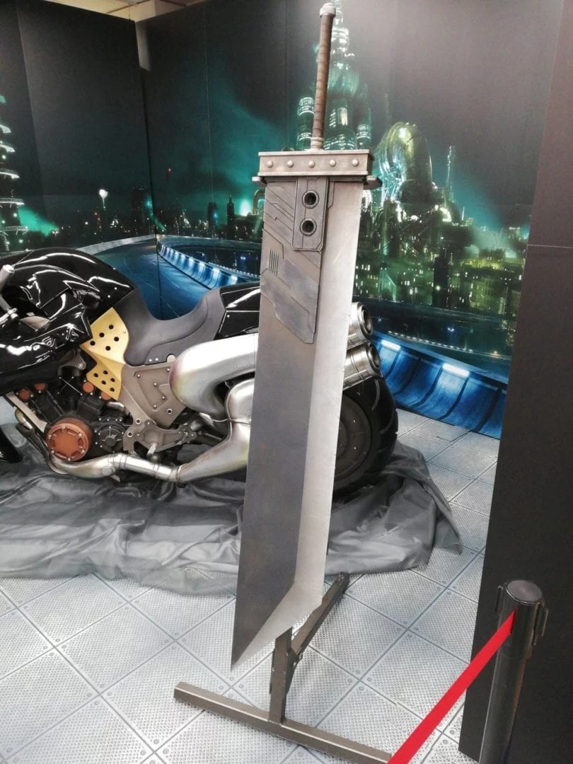 《太空戰士7：重製版》克勞德機車及大劍模型展示