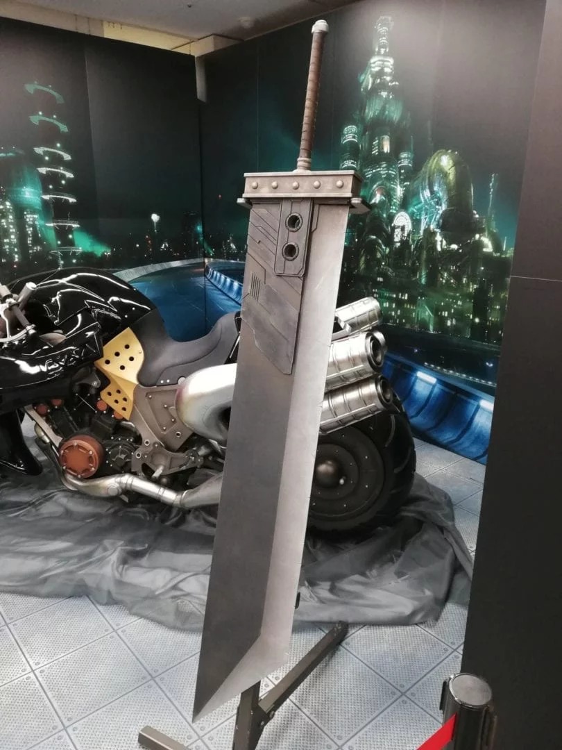 《太空戰士7：重製版》克勞德機車及大劍模型展示