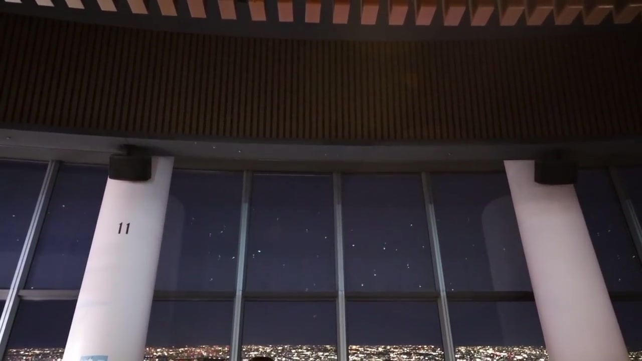 《FF7：重製版》東京晴空塔投射內容實拍視頻展示