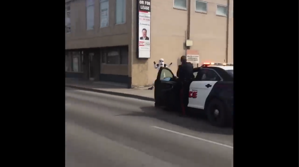 一名加拿大《星戰》Coser因攜帶塑料槍 遭路人報警