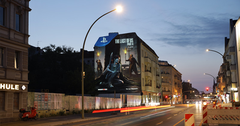 《最後的生還者2》艾莉巨幅牆體廣告 場面超震撼