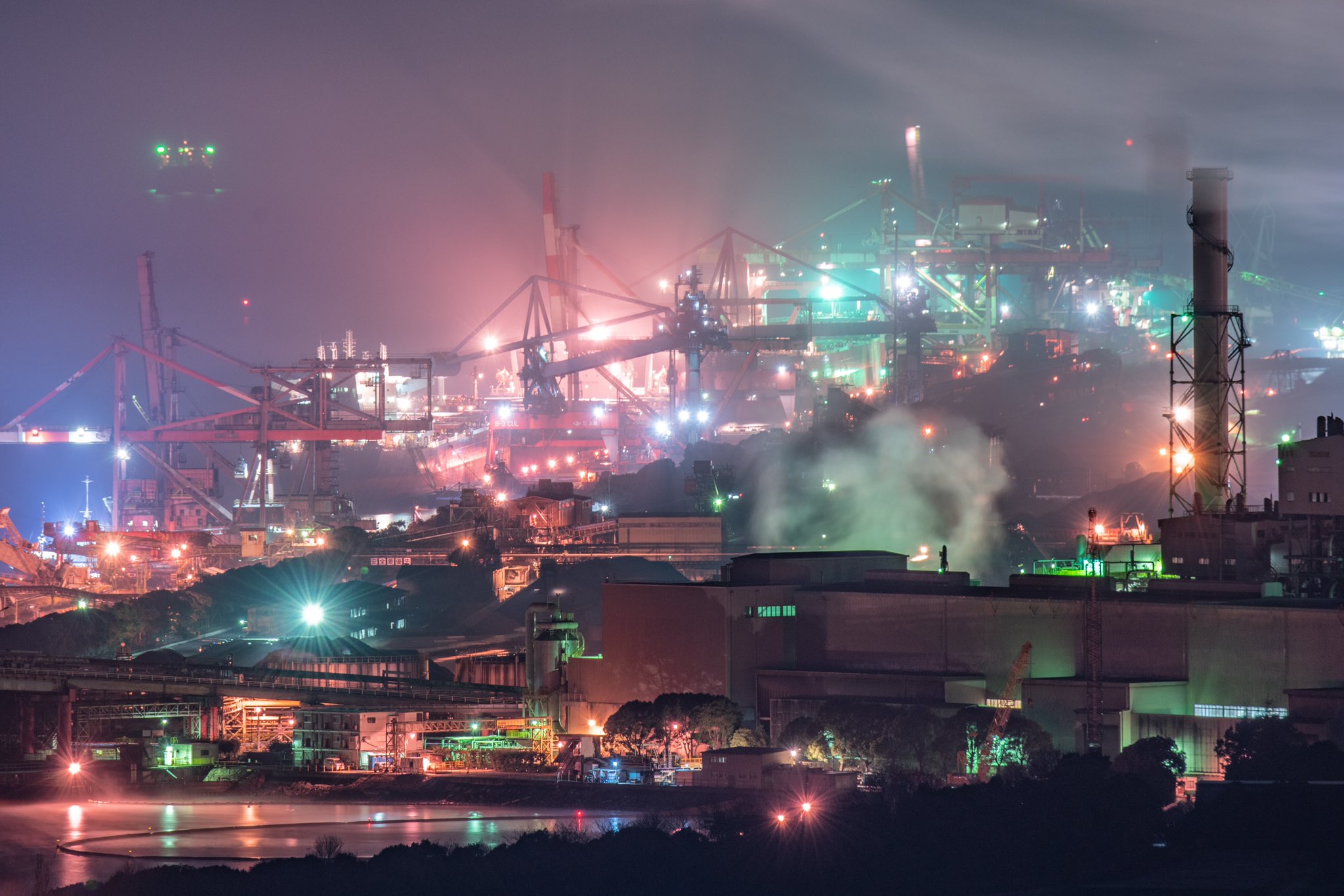 現實版神羅城？攝影家拍攝現實鋼鐵廠風景酷似米德加爾引熱議