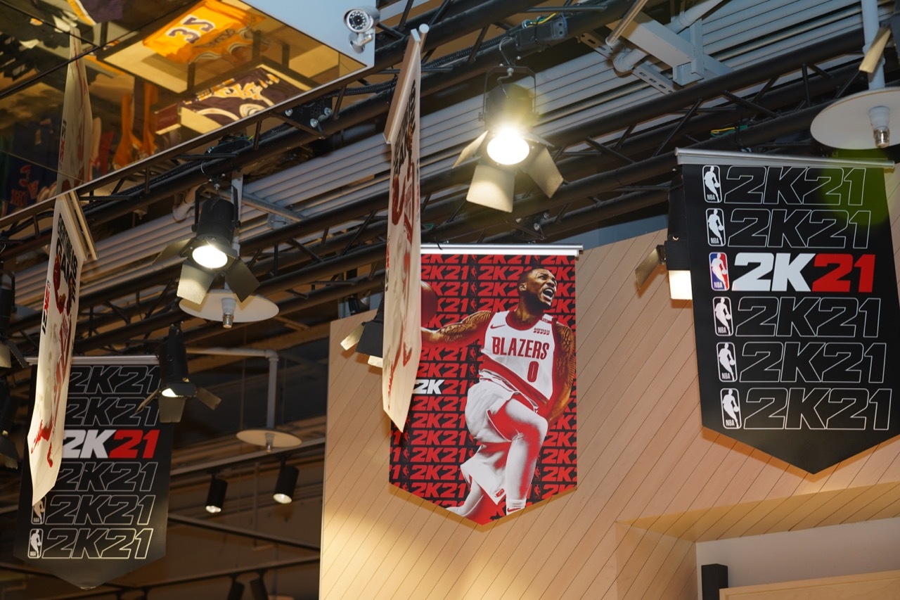 《NBA 2K21》巨幅廣告現身台灣NBA專賣店 明星助陣