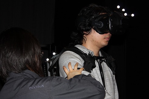 大阪環球樂園《怪獵》VR先行探秘 身披8公斤裝備運動25分鐘