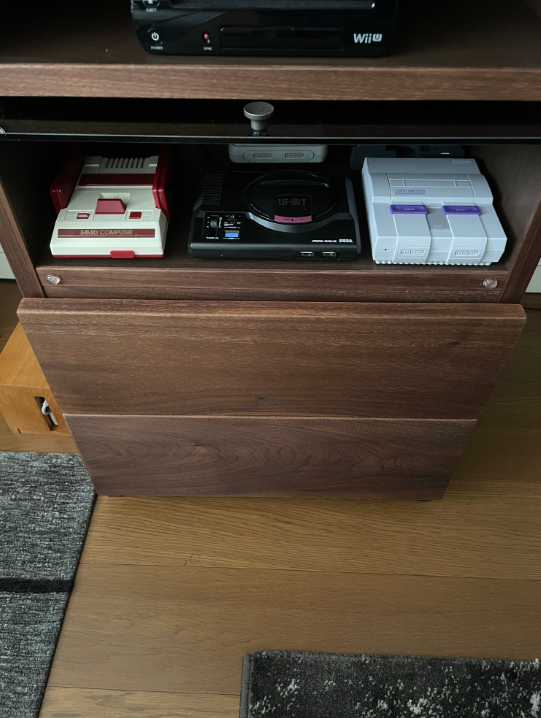 櫻井政博展示遊戲裝備櫃 多種遊戲機擺放有序井井有條
