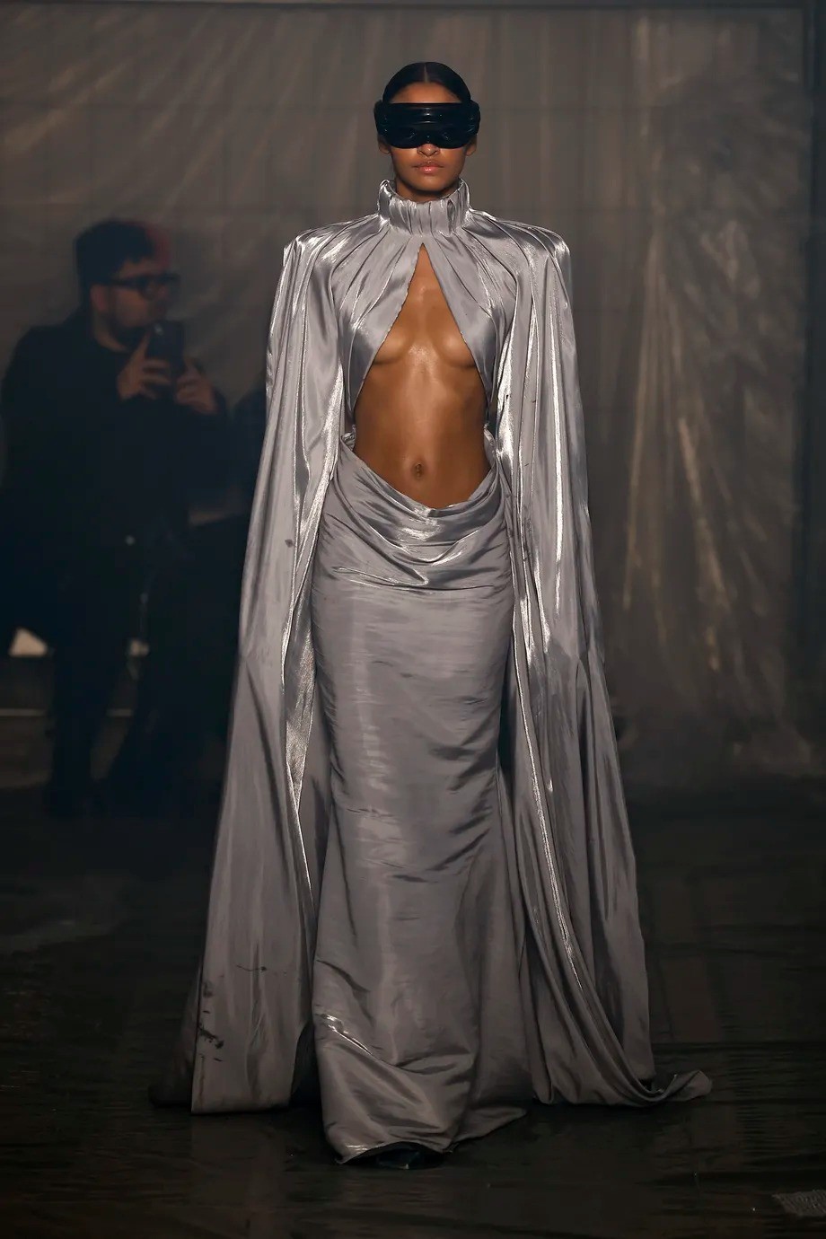 《暗黑破壞神4》主題服裝亮相米蘭時裝周 這服裝很地獄